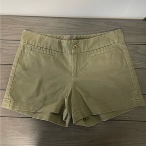 Women’s Banana Republic Factory Store Green Khaki Shorts. Size: 6
